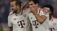 Dua bintang Bayern Munchen, Leon Goretzka (kanan) dan Harry Kane, saat pertandingan Liga Champions 2024/2025 melawan Dinamo Zagreb di Allianz Arena, Rabu (18/9/2024) dini hari WIB. (Alexandra Beier/AFP)