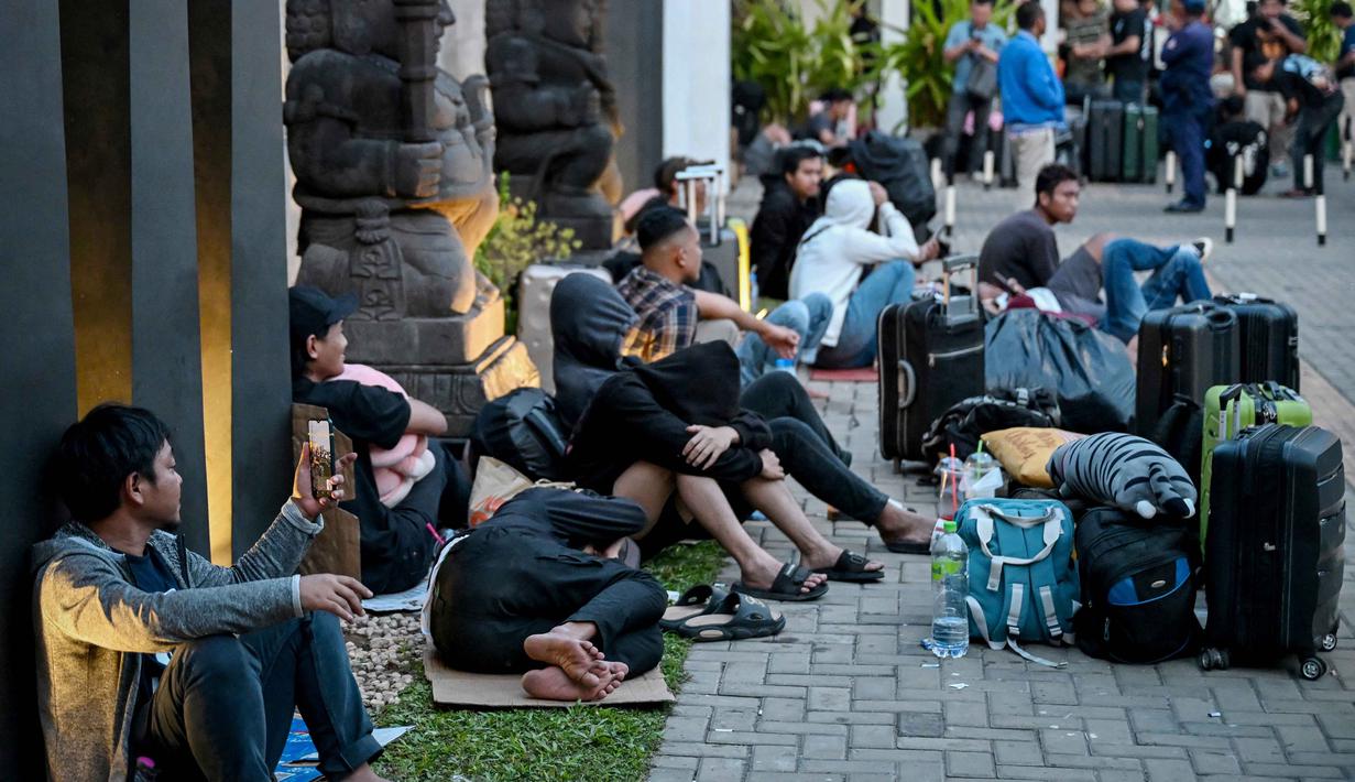 Orang-orang berkumpul di depan Kedutaan Besar Republik Indonesia (KBRI) di Phnom Penh, Kamboja, pada Rabu 21 Januari 2026. Kedutaan Besar RI (KBRI) Phnom Penh, Kamboja, menyampaikan ada sekitar 1.440 Warga Negara Indonesia (WNI) datang langsung setelah keluar dari sindikat penipuan daring (online scam). (TANG CHHIN Sothy/AFP)