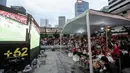 Suasana nonton bareng Timnas Indonesia melawan Australia dalam laga lanjutan Putaran Ketiga Kualifikasi Piala Dunia 2026 di daerah sekitar Setiabudi, Jakarta Pusat, Kamis (20/03/2025) sore WIB. (Bola.com/Bagaskara Lazuardi)