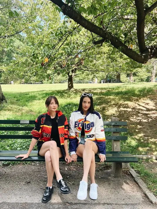 Pilihan tampilan sporty casual lainnya, bisa sontek gaya Enzy Storia dengan memadukan varsity jacket dengan kaus dan short pants. [Foto: IG/enzystoria].