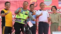 Anggota Satuan Lalu Lintas Polsek Cicendo Brigadir Polisi Natan Doris diberi penghargaan oleh Kapolrestabes Bandung karena dianggap melaksanakan tugas dengan baik. (Dok. Humas Polrestabes Bandung)