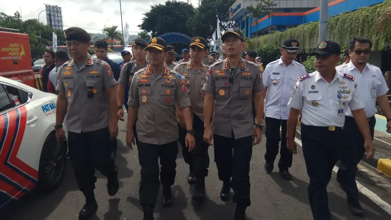 Kabaharkam Polri Komjen Pol Condro Kirono meninjau arus mudik di Pelabuhan Penyeberangan Ketapang, Banyuwangi. (Liputan6.com/Dian Kurniawan)