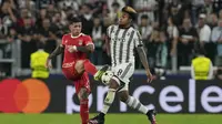 Gelandang Benfica Enzo Fernandez berebut bola dengan gelandang Juventus Weston McKennie dalam duel matchday 2 Grup H Liga Champions 2022/2023 di Allianz Stadium, Kamis (15/9/2022) dini hari WIB. Juventus dipermalukan tamunya Benfica dengan skor 1-2. (AP Photo/Antonio Calanni)