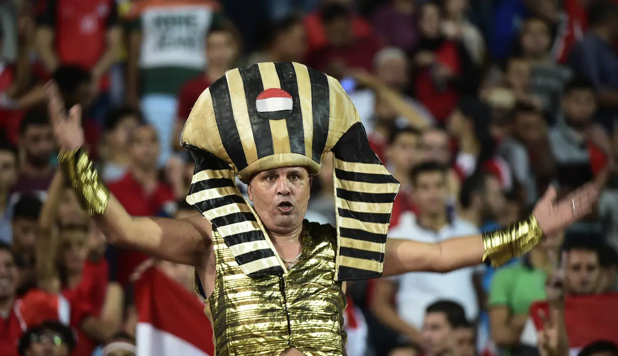 Ekspresi suporter Mesir saat mendukung timnya melawan Uganda pada laga kualifikasi Piala Dunia 2018 di Borg El Arab Stadium, Alexandria, Mesir (5/9/2017). Mesir menang 1-0. (AFP/Khaled Desouki)