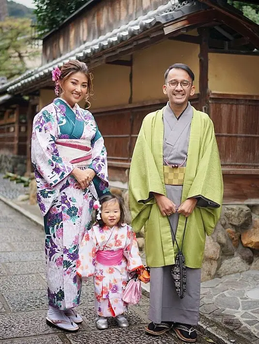 Ruben Onsu dan Sarwendah juga terlihat mengenakan busana khas Jepang. "Moshi moshi 🇯🇵 ," tulis Ruben saat sedang berada di Kyoto Jepang. Thalia terlihat lucu dengan pakaian yang dikenakan. (Instagram/ruben_onsu)