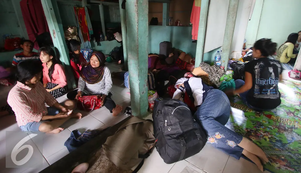 Para PRT infal berbincang sambil menunggu pesanan di penyedia tenaga kerja Bu Gito, Jakarta, Kamis (30/6). Menjelang lebaran, permintaan PRT inval meningkat 10% dibanding tahun lalu, dengan tarif Rp140ribu perhari. (Liputan6.com/Immanuel Antonius)