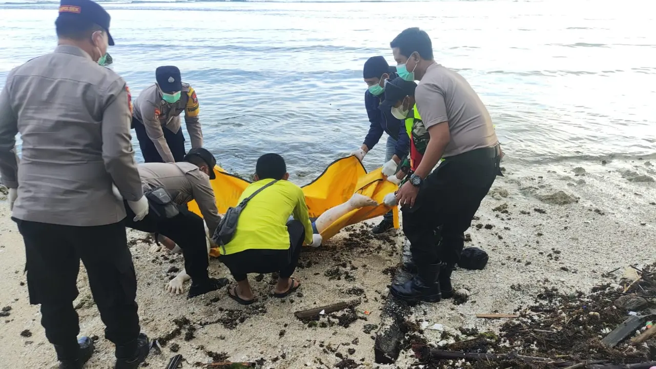 Jenazah diduga Penumpang KMP Tunu Pratama Jaya yang tenggelam di Selat Bali ditemukan di Pantai Pelengkung Taman Nasional Alas Purwo Banyuwangi (Istimewa)