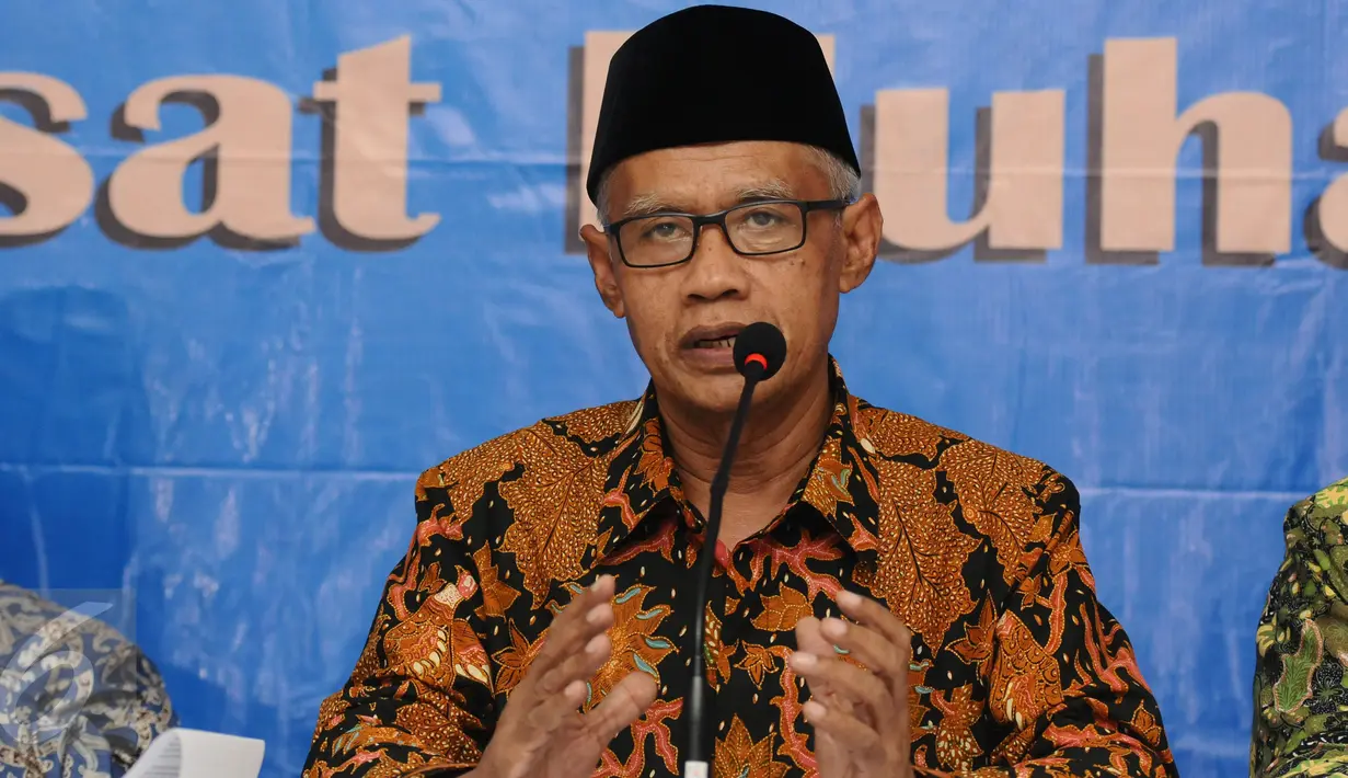 Ketua Umum PP Muhammadiyah, Haedar Nashir memberi tanggapan usai pembacaan pernyataan sikap organisasi terhadap Pilkada Serentak 15 Februari di Jakarta, Senin (13/2). Ada tujuh butir pernyataan sikap PP Muhammadiyah. (Liputan6.com/Helmi Fithriansyah)