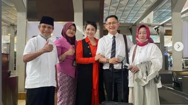 Fitri Carlina lepas kepergian suami ke negara Timur Tengah, bekerja di maskapai Oman Air (Foto: Instagram fitricarlina)