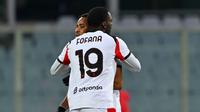 Penyerang AC Milan, Christopher Nkunku (tengah), mendapat ucapan selamat dari rekan setimnya, Youssouf Fofana, setelah mencetak gol dalam pertandingan sepak bola Serie A Italia antara ACF Fiorentina dan AC Milan di Stadion Artemio Franchi, Florence, pada 11 Januari 2026. (Andreas SOLARO / AFP)