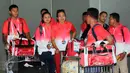 Para Atlet Dayung Indonesia saat tiba di Bandara Soekarno-Hatta, Banten, Selasa (16/6/2015). Dengan raihan 13 medali emas, 6 perak dan 4 perunggu, Indonesia dinobatkan sebagai juara umum rowing SEA Games 2015. (Liputan6.com/Helmi Afandi)