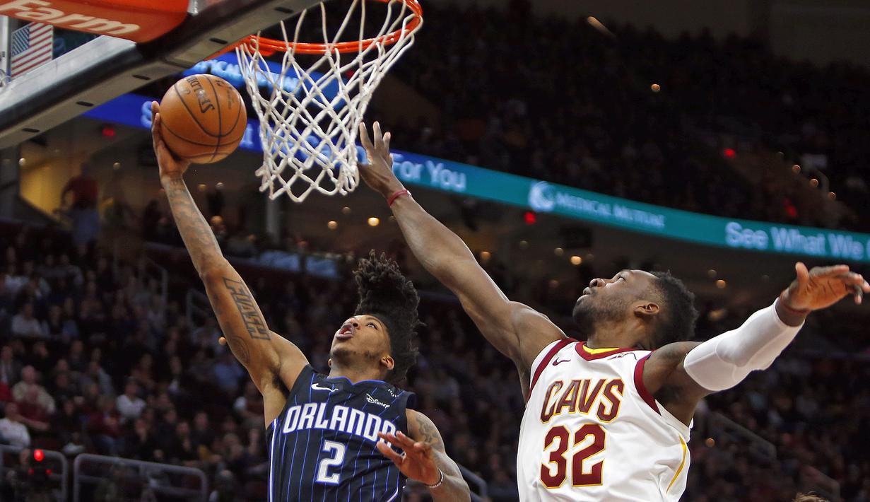 Aksi pemain Orlando Magic, Elfrid Payton #2 memasukan bola melewati pemain Cavaliers, Jeff Green #32 pada lanjutan NBA basketball game di Quicken Loans Arena, (18/1/2018). Cavaliers menang 104-103. (Justin K. Aller/Getty Images/AFP)