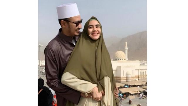 Kartika Putri Ajak Sang Anak Umrah Bersama, Ini 5 Potret Kebersamaannya