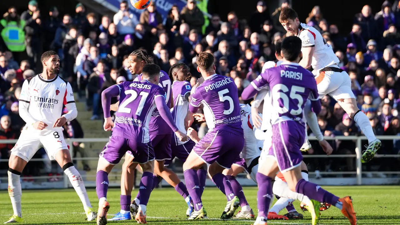 Pemain AC Milan Matteo Gabbia melompat untuk menyundul bola pada laga Serie A/Liga Italia antara Fiorentina vs Milan