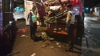Kondisi truk tangki pengangkut BBM rinsek akibat kecelakaan adu banteng  di Jalan Raya Jember- Banyuwangi (Istimewa)