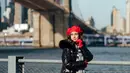 Saat liburan di New York, gaya penampilan Nasya Marcella sangat memesona. Ia memakai jaket warna hitam yang dipadu padankan dengan warna merah dari topi dan sarung tangan yang ia pakai. Gaya penampilannya ini banjir pujian netizen. (Liputan6.com/IG/@nasyamarcella)