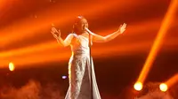 "Aku udah nahan tangis karena memang, bisa sih nangis bahagia tapi menurutku untuk apa menangis karena aku sudah menjadi juara di Indonesian Idol ini," tutur Maria. (Nurwahyunan/Bintang.com)