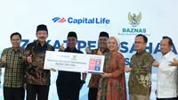 Simbolisasi penyerahan zakat perusahaan PT Capital Life Syariah dilakukan di Kantor BAZNAS RI, Matraman, Jakarta, Selasa (24/1/2023)