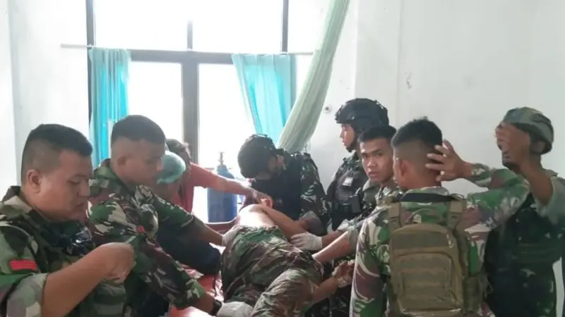 Penanganan satu orang prajurit yang alami luka-luka usai pos penjagaan TNi diserang keolompok Separatis OPM di Papua Barat Daya. (Dok Puspen TNI)