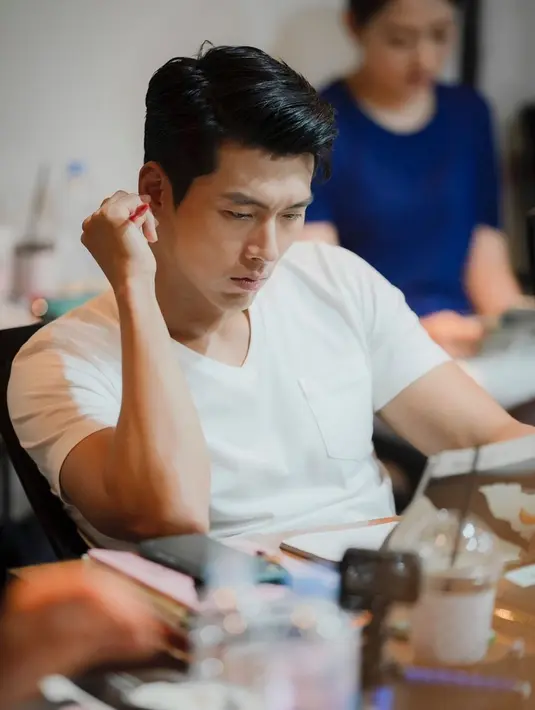 Meski sering terlihat menggunakan jaket, namun, penampilan Hyun Bin saat menggunakan kaus juga berhasil mencuri perhatian. Kaus putih polos dengan model V-neck satu ini pun hanya memiliki detail pada kantung saku di bagian depan. (Liputan6.com/IG/@vast.ent)