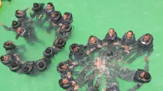 Personel penerbang dan awak Pesud TNI AL melakukan latihan Sea and Junggle Survival di Juanda, Surabaya (21/3). Kegiatan ini bertujuan sebagai pengenalan awal dalam air yang nantinya akan dilatihkan di medan sesungguhnya yaitu laut . (Foto: Dispen AL)