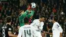 Kiper PSG, Kevin Trap, mengamankan gawangnya dari ancaman Cristiano Ronaldo di lanjutan Grup A Liga Champions di Stadion Parc des Princes, Paris, Prancis, Kamis (22/10/2015) dini hari WIB. (Reuters/Benoit Tessier)