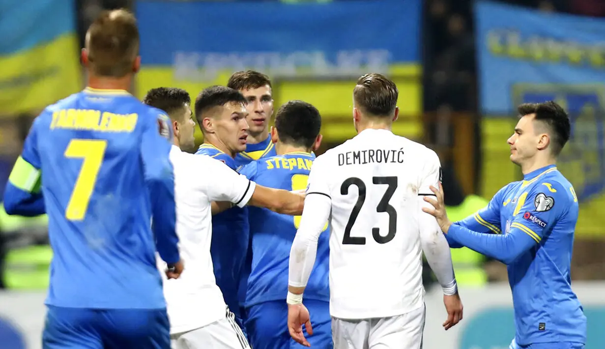 Pemain Ukraina Illia Zabarnyi berdebat dengan pemain Bosnia-Herzegovina Ermedin Demirovic pada pertandingan kualifikasi Grup D Piala Dunia 2022 di Stadion Bilino Polje, Zenica, Bosnia, 16 November 2021. Ukraina menang 2-0. (AP Photo)