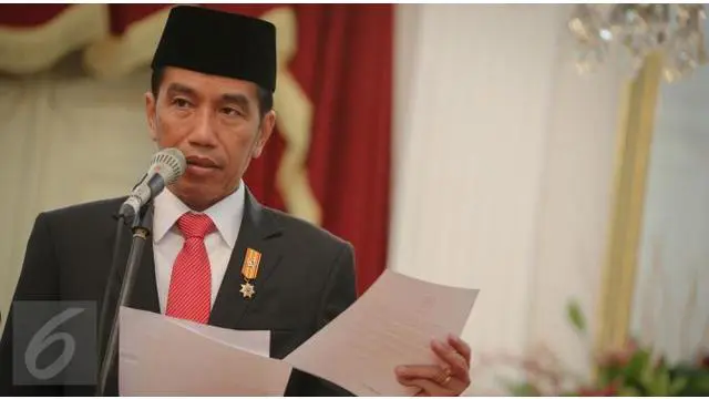  Presiden Jokowi memimpin upacara peringatan Hari Pahlawan di Tugu Pahlawan, Surabaya, Jawa Timur. Dalam amanat di hadapan peserta upacara, dia meminta kepada seluruh rakyat Indonesia terus mencintai Indonesia.