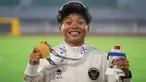 Atlet lari gawang putri Indonesia, Dina Aulia berpose saat upacara pemberian medali untuk final lari gawang 100 meter putri di SEA Games ke-33 di Bangkok, Thailand, Jumat 12 Desember 2025. Indonesia mendominasi 100 meter lari gawang putri SEA Games 2025 Thailand. (AP Photo/Achmad Ibrahim)
