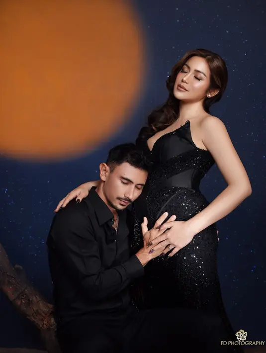 Tube dress dari Karla Jasmine itu memiliki detail payet yang cantik dan fringe pada rok yang glamor. [@inijedar]