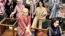 Bunga Citra Lestari mengenakan kaftan warna coral bercorak. [@joyroesma]