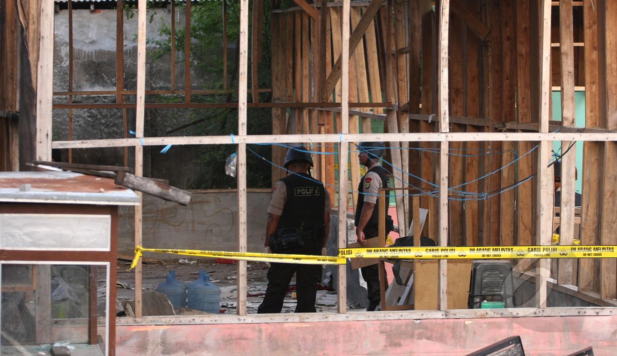 Petugas Kepolisian melakukan penyisiran di lokasi ledakan di kawasan Tanah Abang, Jakarta Pusat, Rabu (8/4/2015). Ledakan berasal dari 49 plastik hitam berisi benda berukuran bola tenis yang diduga petasan banting. (Liputan6.com/Johan Tallo)
