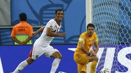Michael Umana (kiri), mencetak gol penentu kemenangan Kosta Rika atas Yunani 1-1 (5-3) di laga 16 besar Piala Dunia 2014 di Stadion Pernambuco, Recife, (30/6/2014). (REUTERS/Damir Sagolj)
