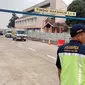 Petugas patroli berjaga di pintu keluar tol Malang - Pandaan di Karanglo, Malang (Liputan6.com/Zainul Arifin)