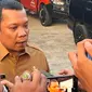 Sekretaris DPRD Riau Muflihun memberi keterangan pers usai pemeriksaan dalam pengusutan korupsi SPPD. (Liputan6.com/M Syukur)