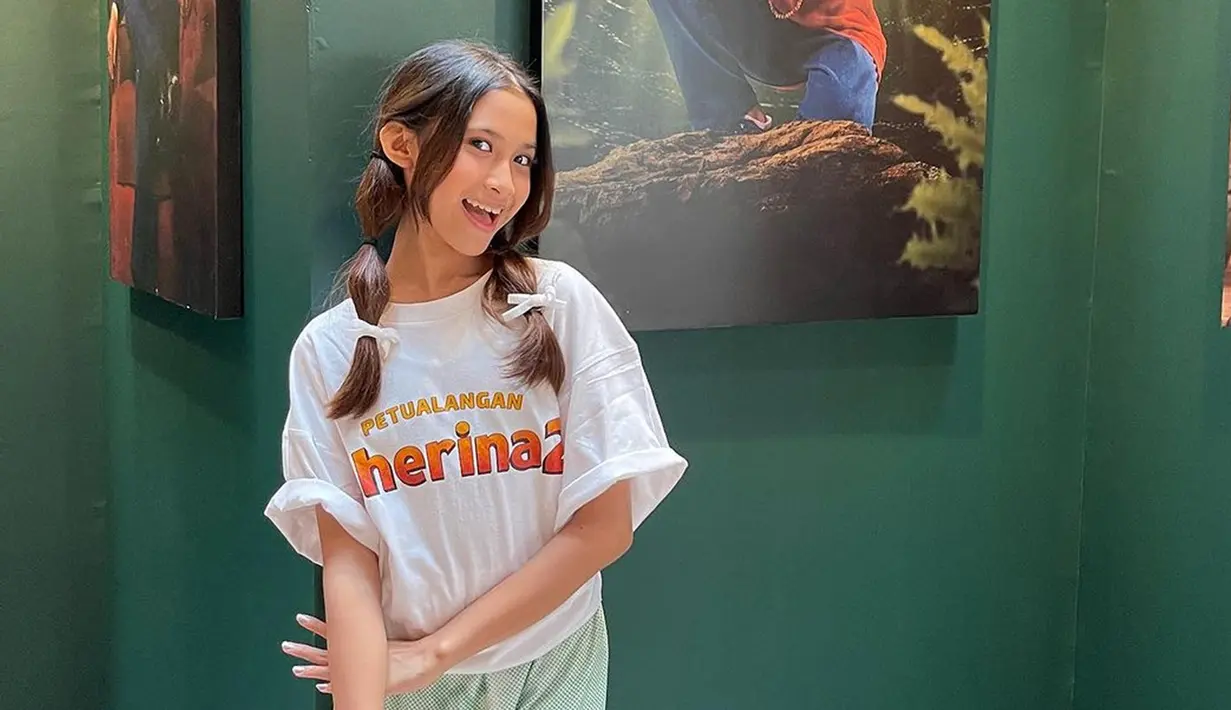 Melansir dari berbagai sumber, Quinn Salman memulai kariernya sebagai YouTuber saat usianya 5 tahun. Semakin mengepakkan sayapnya, artis dengan nama asli Quinn Salvi Aqilah ini rilis singel pertamanya berjudul Anugerah Terindah tahun 2019. Tahun 2021, Quinn Salman merilis single berjudul Really Really yang merupakan lagu pertama yang ia tulis seorang diri. Lagu tersebut berhasil membawanya memenangkan Anugerah Musik Indonesia 2021. (Liputan6.com/IG/@quinnsalman)