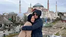 Pasangan selebriti Poppy Bunga dan Mohammad Fattah Riphat salah satu selebriti yang jauh dari gosip miring. Melalui akun instagramnya, pasangan yang sudah sepuluh tahun menikah itu menikmati momen liburan berdua. [Instagram/poppybungariphat]
