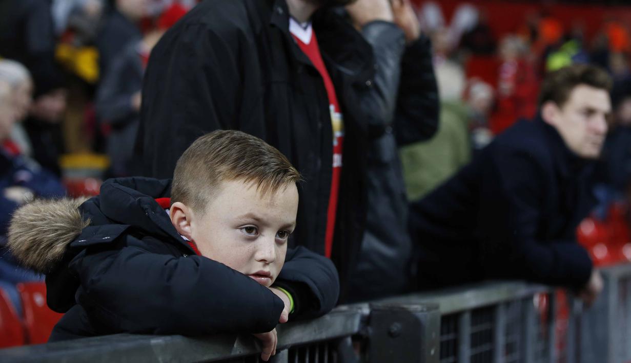 Suporter cilik Manchester United menyaksikan laga perdana awal tahun pada lanjutan Liga Premier Inggris di Stadion Old Trafford, Sabtu (02/01/2016). Manchester United menang 2-1. (Reuters/Carl Recine)