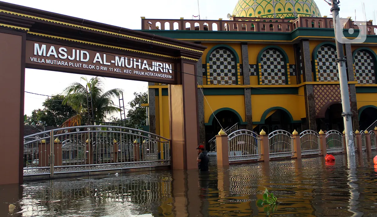 Banjir merendam sebuah masjid di perumahan Villa Mutiara Pluit, Tangerang, Banten, Senin (3/2/2020). Banjir disebabkan jebolnya tanggul sungai di sekitar kawasan tersebut. (merdeka.com/Magang/Muhammad Fayyadh)