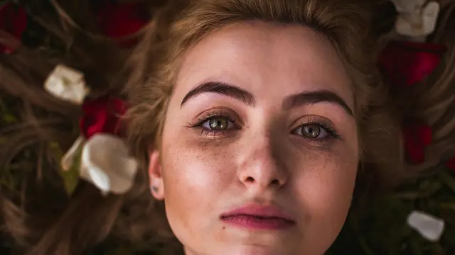 Tips Membuat Fake Freckles Agar Hasilnya Terlihat Natural (photo by pexels.com)