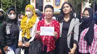 Orang tua siswa dan tim advokasi menyerahkan surat keberatan administratif Wali Kota Depok ke Balai Kota Depok (Liputan6.com/Dicky Agung Prihanto)
