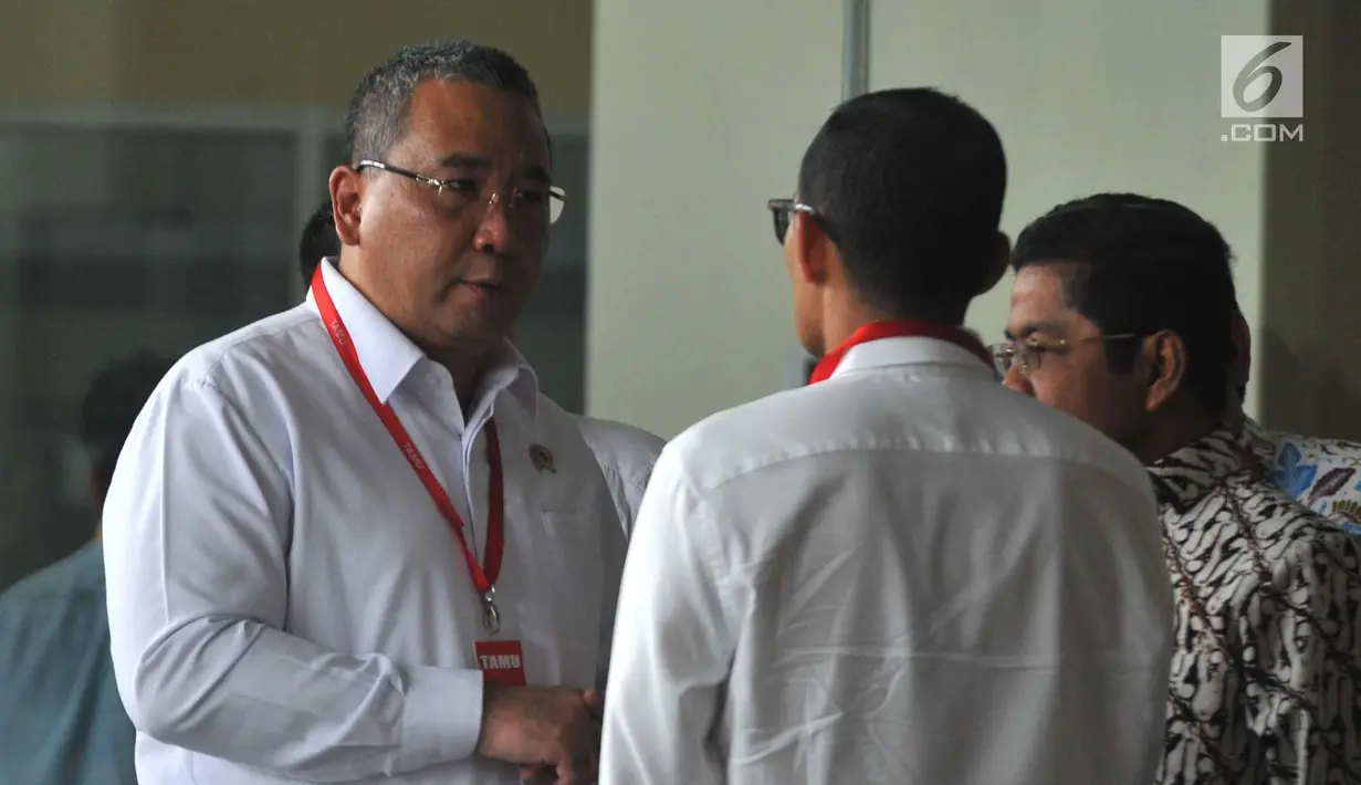 Mendes PDTT, Eko Putro Sandjojo berada di ruang tunggu Gedung KPK, Jakarta, Jumat (14/7). Mendes Eko Putro akan diperiksa sebagai saksi kasus suap Pemberian Opini WTP oleh BPK RI yang melibatkan pejabat di kementeriannya. (Liputan6.com/Helmi Afandi)