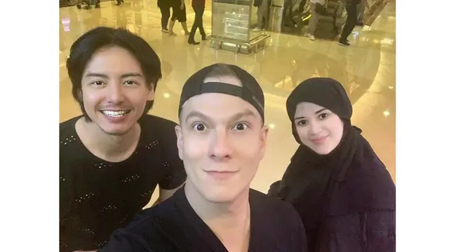 Bertrand Antolin juga beberapa kali hangout bersama teman artis lainnya, seperti dengan Roger dan Cut Meyriska.