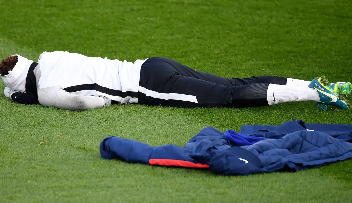 Penyerang PSG, Neymar beristirahat saat sesi latihan di Saint-Germain-en-Laye, Paris, Prancis (4/12). PSG akan bertanding melawan klub Jerman Bayern Munchen pada grup B Liga Champions di Allianz Arena. (AFP Photo/Franck Fife)