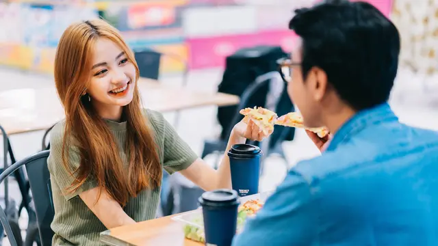 perempuan dan pasangan yang pdkt