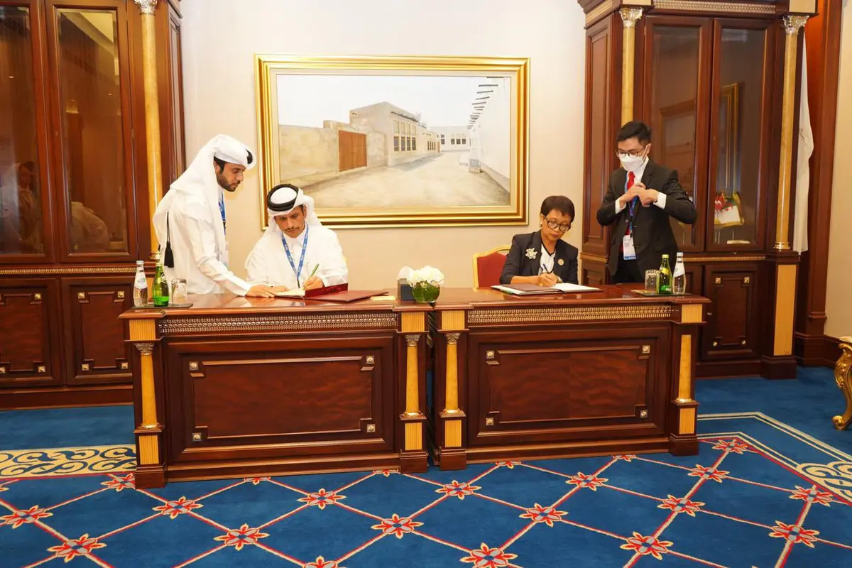 Penandatanganan Letter of Intent : dari kiri - Menlu Indonesia Retno Marsudi dan Menteri Luar Negeri Qatar Muhammad bin Abdurrahman al-Thani, di Doha, ibu kota Qatar. (Menlu Retno/Twitter)