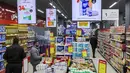 Sejak perang di Gaza dimulai, banyak poster, stiker, dan selebaran boikot bermunculan di Tepi Barat yang diduduki. (Jaafar ASHTIYEH / AFP)