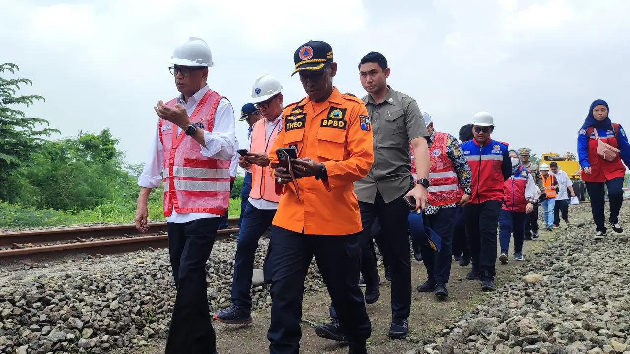 Menteri Perhubungan Budi Karya Sumadi saat meninjau lokasi jalur rel kereta api yang longsor di Kota Bogor