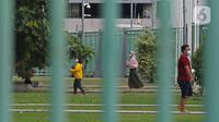 Sejumlah pasien COVID-19 yang berstatus OTG berolahraga pagi di Stadion Patriot Chandrabhaga, Bekasi, Jawa Barat, Rabu (16/12/2020). Kegiatan olahraga tersebut rutin dilakukan setiap pagi hari untuk meningkatkan daya tahan tubuh pasien yang menjalani isolasi mandiri. (Liputan6.com/Herman Zakharia)