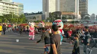 2 Boneka besar berwarna cerah menarik perhatian sejumlah warga di lokasi CFD. (Nanda Perdana Putra/Liputan6.com)